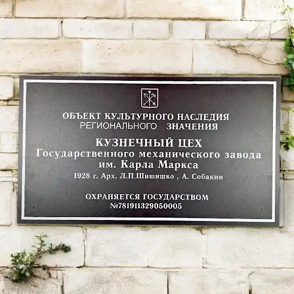 Стильная фасадная табличка графитовый фон, серебряные буквы 