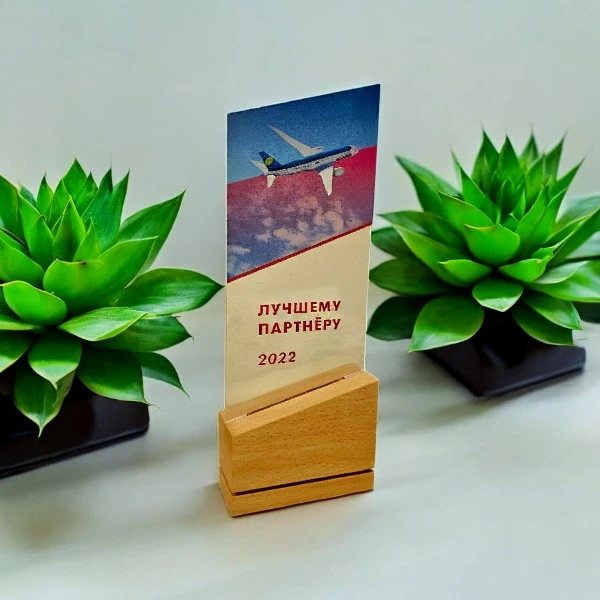 Изготовление наград из акрила с УФ-печатью на деревянной подставке