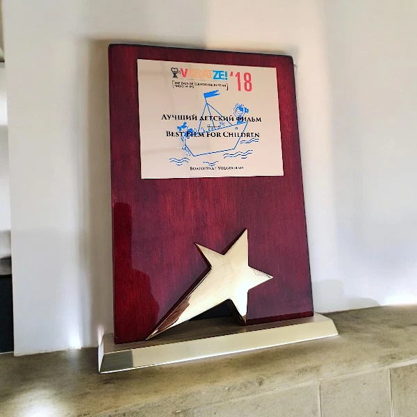 Стелла наградная в виде плакетки на пьедестале. Шильда с УФ-печатью