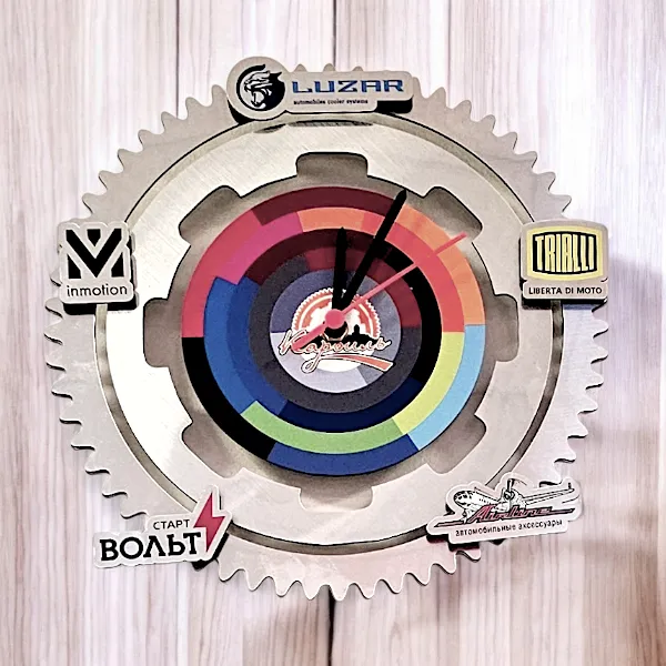 Оригинальные двух уровневые часы с логотипом. Металлизированный пластик Оригинальные двух уровневые часы с логотипом. Металлизированный пластик