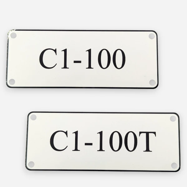 Белый пластик, лазерная гравировка черным отверстия для крепления