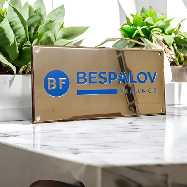 Латунные таблички с фасками под углом 45, зеркальная поверхность