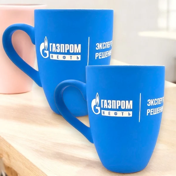 Гравировка по окружности на кружках с покрытием софттач