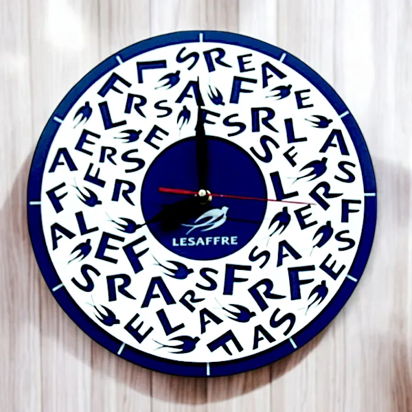 Нанесение логотипа на часы в виде накладки с прорезью. Нанесение логотипа на часы в виде накладки с прорезью.