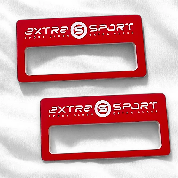 Бейджи, красно-белый пластик, лазерная гравировка, окно, крепление булавка