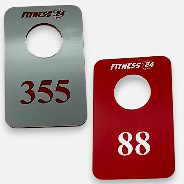 Изготовление гардеробных номерков из цветного пластика с гравировкой