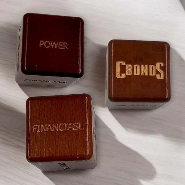 Нанесение по окрашенному дереву на сувенирных кубиках