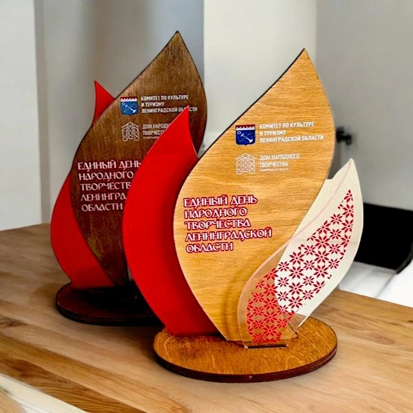 Изготовление акриловых наград. Комбинация акрил, фанера, уф-печать