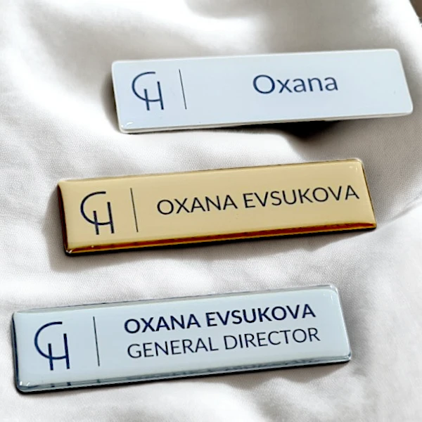 Бейджи из пластика с печатью и полимерной заливкой