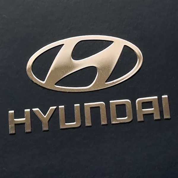 Золотая наклейка лого Hyundai Золотая наклейка лого Hyundai