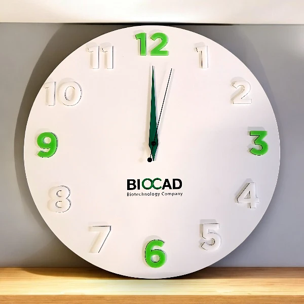 Настенные часы с логотипом и объемными цифрами для BIOCAD Настенные часы с логотипом и объемными цифрами для BIOCAD