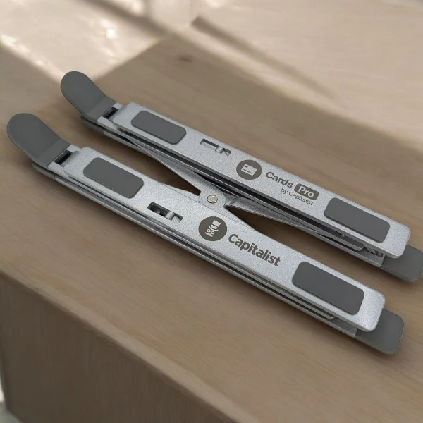 Логотип Capitalist на алюминиевой подставке для ноутбука