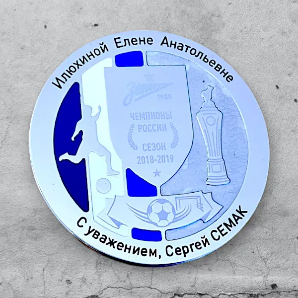 Полированный алюминий 3 мм, глубокая гравировка с красками и лаком