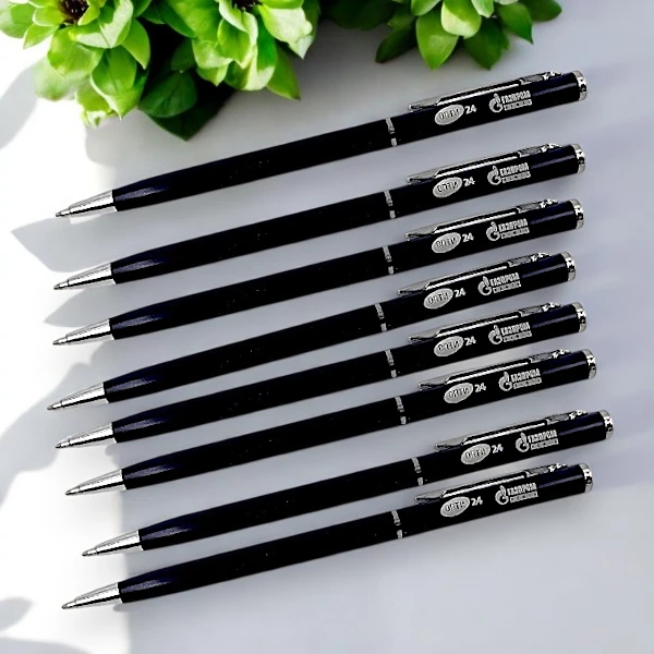 Металл, окрашенный черным цветом, логотип Газпром. Лазерная гравировка