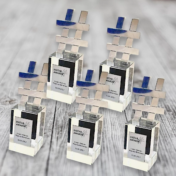 Изготовление акриловых наград из оптического стекла и металлической фигуры.