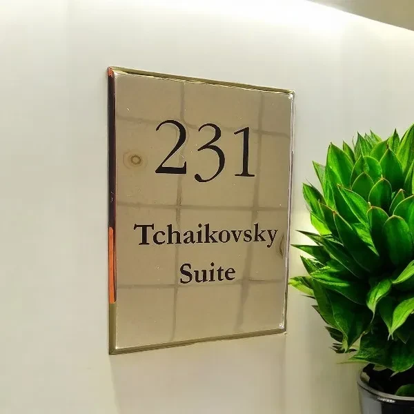 Латунные таблички с полированной зеркальной поверхностью