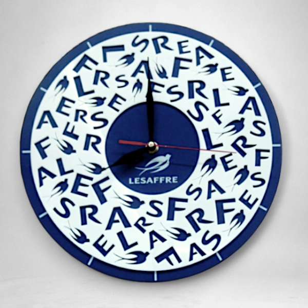 Нанесение логотипа на часы в виде накладки с прорезью.