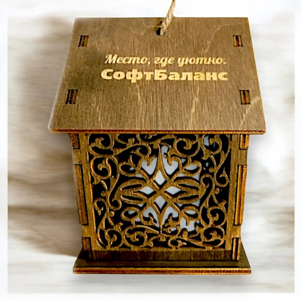 Новогодняя игрушка. Нанесение по окрашенному дереву.