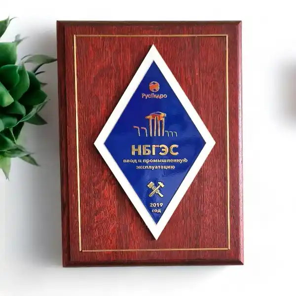 Не стандартная плакетка с штампованной накладкой