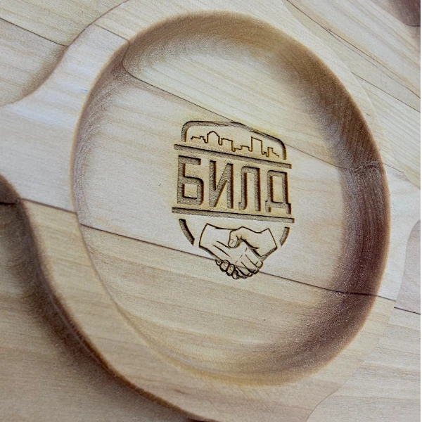 Гравировка по дереву, сырная тарелка для компании БИЛД