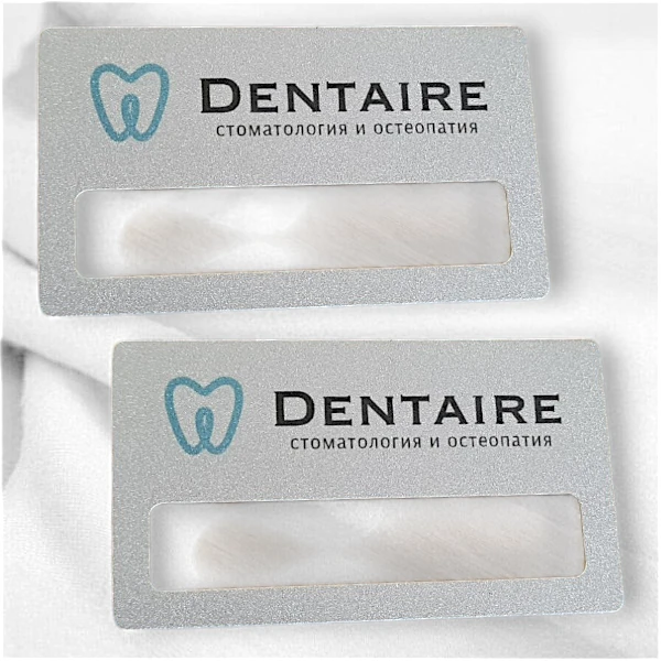 Пример именного бейджика с окном из металла, алюминий серебро матовое Пример именного бейджика с окном из металла, алюминий серебро матовое