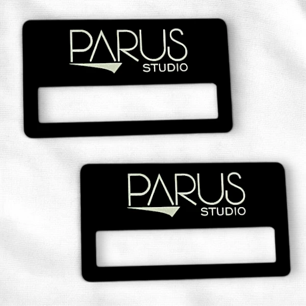 Бейджи из черно-белого пластика, лазерная гравировка, окно, крепление булавка Бейджи из черно-белого пластика, лазерная гравировка, окно, крепление булавка