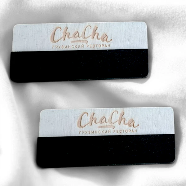 Комбинированные бейджи из дерева и меловой доски Комбинированные бейджи из дерева и меловой доски