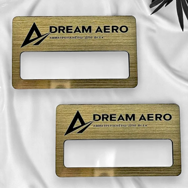 Металлизированный пластик под золото с окном для имени Металлизированный пластик под золото с окном для имени