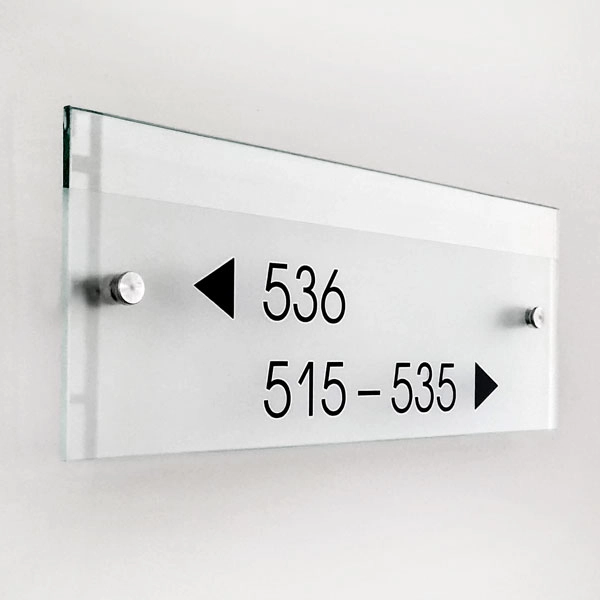 Прозрачный полистирол с УФ-печатью на дистанционных держателях Прозрачный полистирол с УФ-печатью на дистанционных держателях